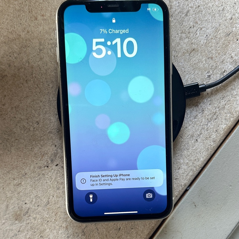 Unlocked Apple iPhone White  in perfect condition I phone 11 64GB